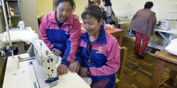 Las mujeres trabajadoras tienen media jornada de asueto. Foto: Archivo.