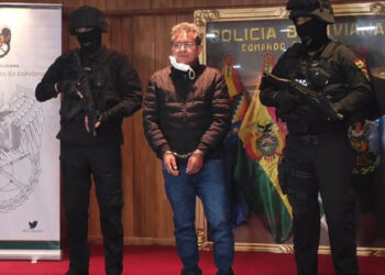 El exdirector nacional de la FELCN, Maximiliano Dávila, es presentado a la prensa.