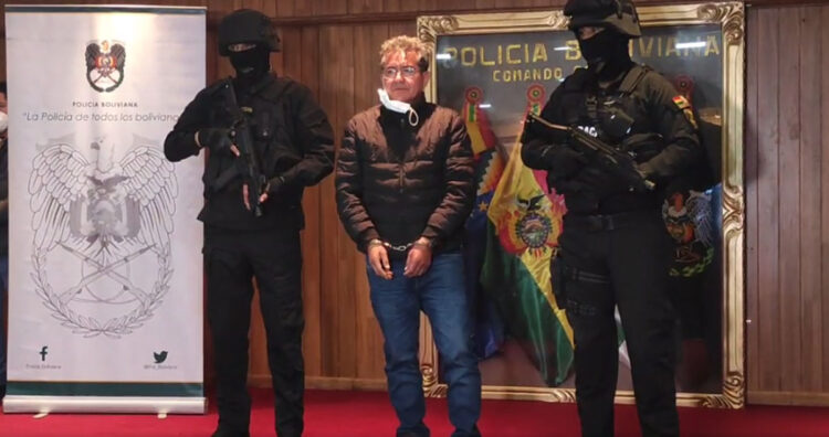 El exdirector nacional de la FELCN, Maximiliano Dávila, es presentado a la prensa.