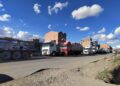 En El Alto, largas flas de vehículos de transporte pesado se observan en estaciones de servicio en la carretera hacia Viacha.