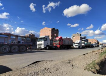En El Alto, largas flas de vehículos de transporte pesado se observan en estaciones de servicio en la carretera hacia Viacha.