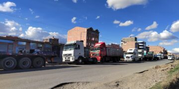 En El Alto, largas flas de vehículos de transporte pesado se observan en estaciones de servicio en la carretera hacia Viacha.