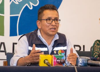 El defensor del Pueblo, Pedro Callisaya, brinda una conferencia de prensa.