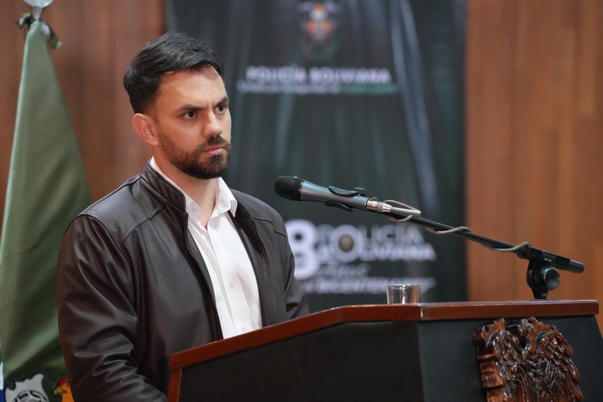 El ministro de Gobierno, Eduardo del Castillo, brinda una conferencia de prensa.