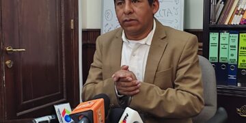 El vocal del TSE, Tahuichi Tahuichi, es entrevistado por la prensa.