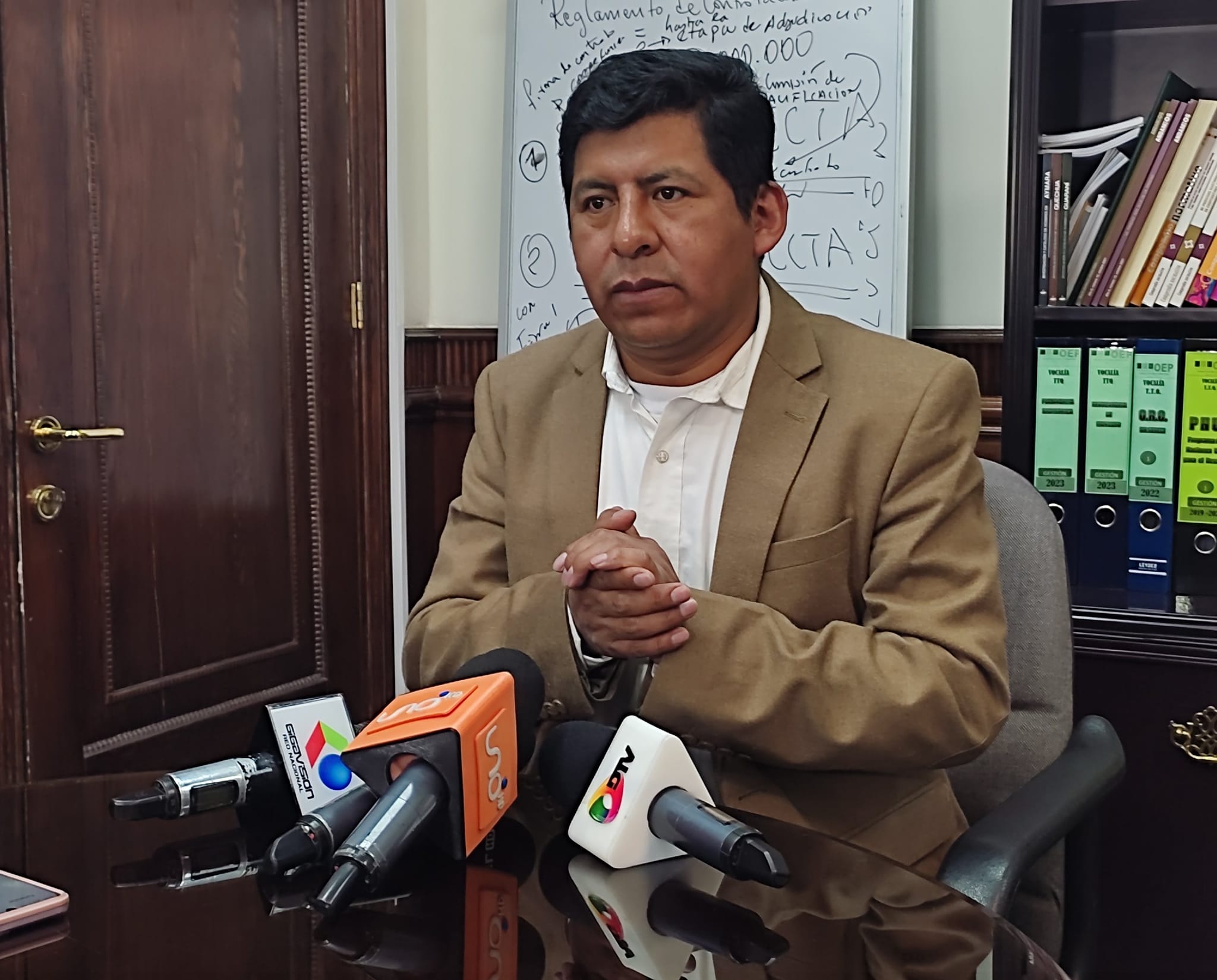 El vocal del TSE, Tahuichi Tahuichi, es entrevistado por la prensa.