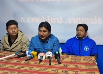 Dirigentes de las Seis Federaciones del Trópico brindan una conferencia de prensa.