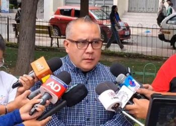 El abogado Nelson Cox brinda es entrevistado por la prensa.