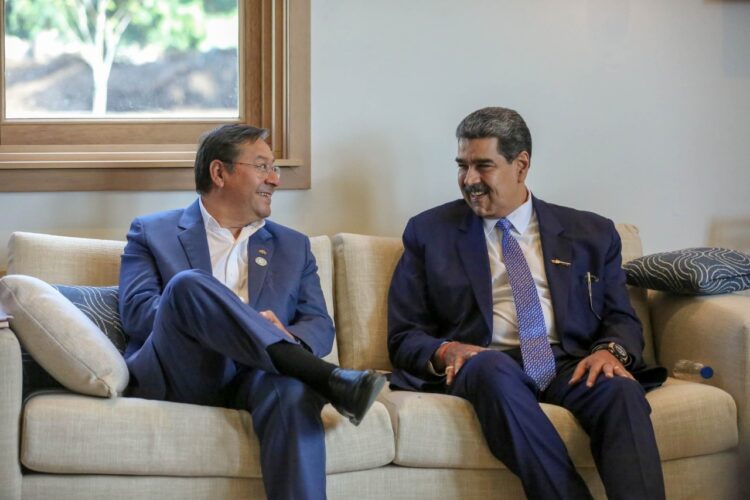 El presidente Luis Arce y su par de Venezuela, Nicolás Maduro, en San Vicente de Granadinas. Foto: Luis Arce