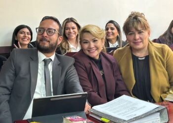Jeanine Áñez, rodeada de sus abogados Norka Cuéllar y Luis Guillén, el jueves.