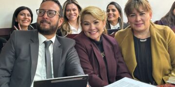 Jeanine Áñez, rodeada de sus abogados Norka Cuéllar y Luis Guillén, el jueves.