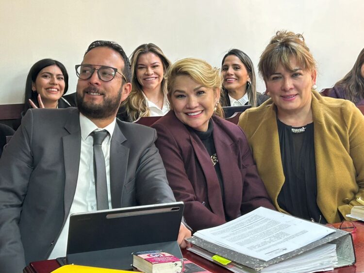 Jeanine Áñez, rodeada de sus abogados Norka Cuéllar y Luis Guillén, el jueves.