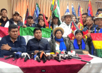 Grover García, presidente del MAS arcista, brinda una conferencia de prensa.