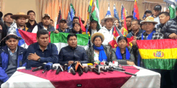 Grover García, presidente del MAS arcista, brinda una conferencia de prensa.