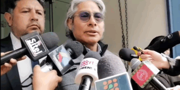 Wilfredo Chávez, parte del equipo jurídico del MAS, es entrevistado por la prensa.