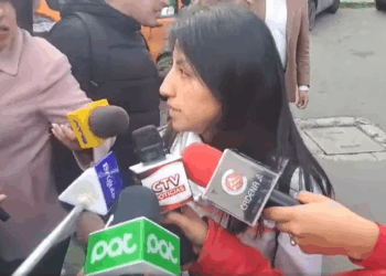 Evaliz Morales, hija del expresidente es entrevistado por la prensa.