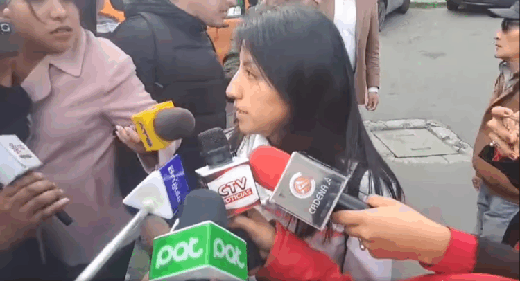 Evaliz Morales, hija del expresidente es entrevistado por la prensa.