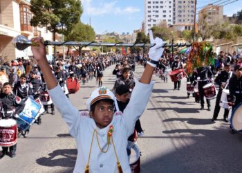 Los desfiles son parte de los actos cívicos planificados por las fiestas julias. Foto: Archivo La Razón.