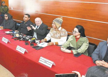 La Sala Plena del TSE, a la cabeza de su presidente Óscar Hassenteufel, brinda una conferencia.