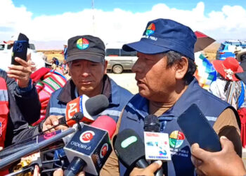 Héctor Huanca, de la Defensoría del Pueblo, en la marcha, este domingo.