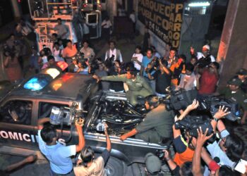 Policías retiran a los fallecidos del Hotel Las Américas.