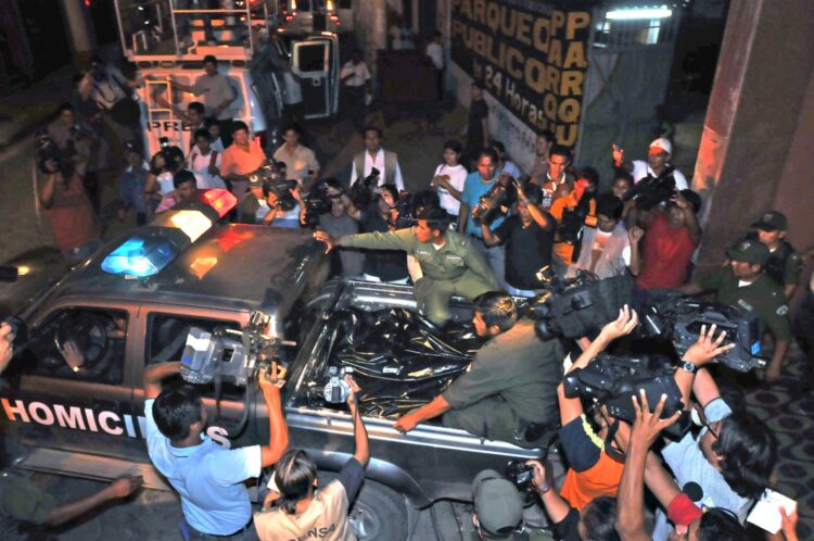 Policías retiran a los fallecidos del Hotel Las Américas.