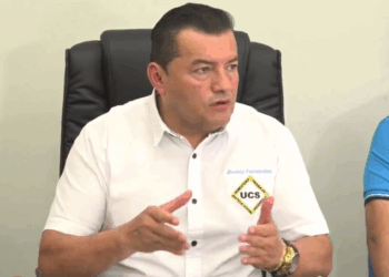 El alcalde de Santa Cruz en conferencia de prensa.