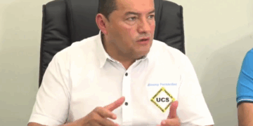 El alcalde de Santa Cruz en conferencia de prensa.