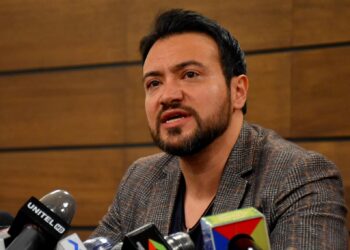 El diputado Alejandro Reyes en una conferencia de prensa.