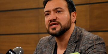 El diputado Alejandro Reyes en una conferencia de prensa.