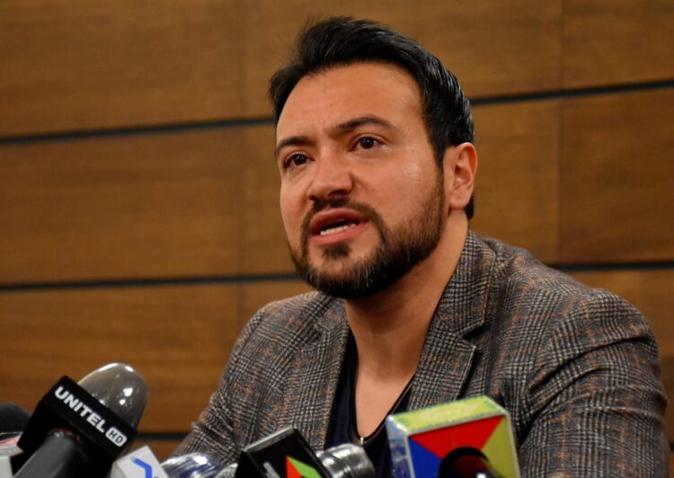 El diputado Alejandro Reyes en una conferencia de prensa.