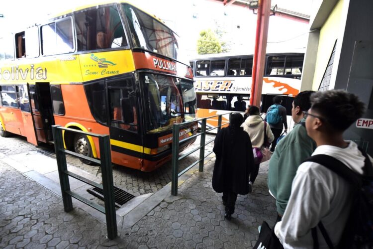 Incrementó la tarifa del transporte interdepartamental. Foto: Archivo La Razón.