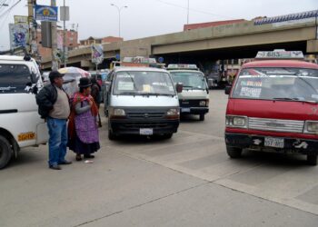El pasaje en minibús es a Bs 1,50 en El Alto. Foto: Archivo La Razón.