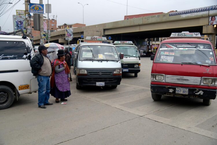 El pasaje en minibús es a Bs 1,50 en El Alto. Foto: Archivo La Razón.