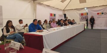 líderes políticos reunidos con el TSE.
