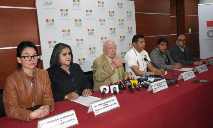 La sala plena del TSE en conferencia de prensa pasada.