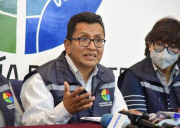 El defensor del Pueblo, Pedro Callisaya, brinda una conferencia de prensa.