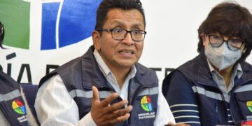 El defensor del Pueblo, Pedro Callisaya, brinda una conferencia de prensa.