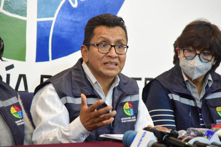 El defensor del Pueblo, Pedro Callisaya, brinda una conferencia de prensa.