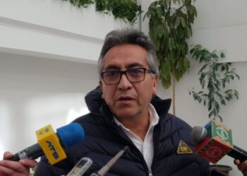 El exviceministro de Gestión Gubernamental, Gustavo Torrico, es entrevistado por la prensa.