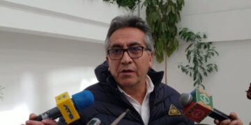 El exviceministro de Gestión Gubernamental, Gustavo Torrico, es entrevistado por la prensa.