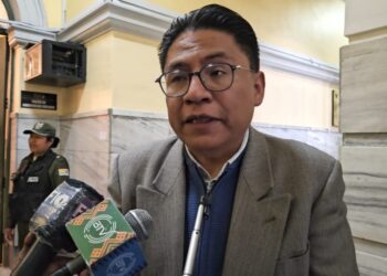 El ministro de Justicia Iván Lima es entrevistado por la prensa.