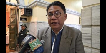El ministro de Justicia Iván Lima es entrevistado por la prensa.
