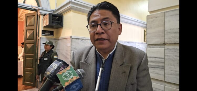 El ministro de Justicia Iván Lima es entrevistado por la prensa.