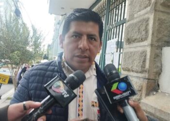 El vocal del TSE, Tahuichi Tahuichi, es entrevistado por la prensa.
