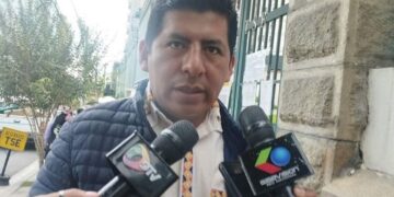 El vocal del TSE, Tahuichi Tahuichi, es entrevistado por la prensa.