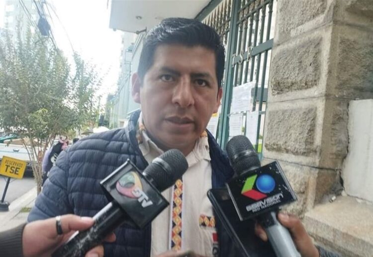 El vocal del TSE, Tahuichi Tahuichi, es entrevistado por la prensa.