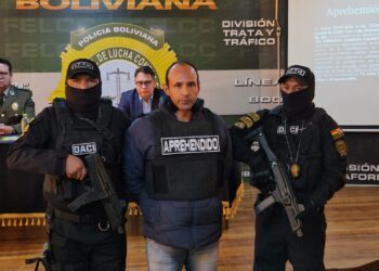 Luis Fernando Hamdan es presentado a la prensa luego de su aprehensión.