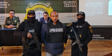 Luis Fernando Hamdan es presentado a la prensa luego de su aprehensión.