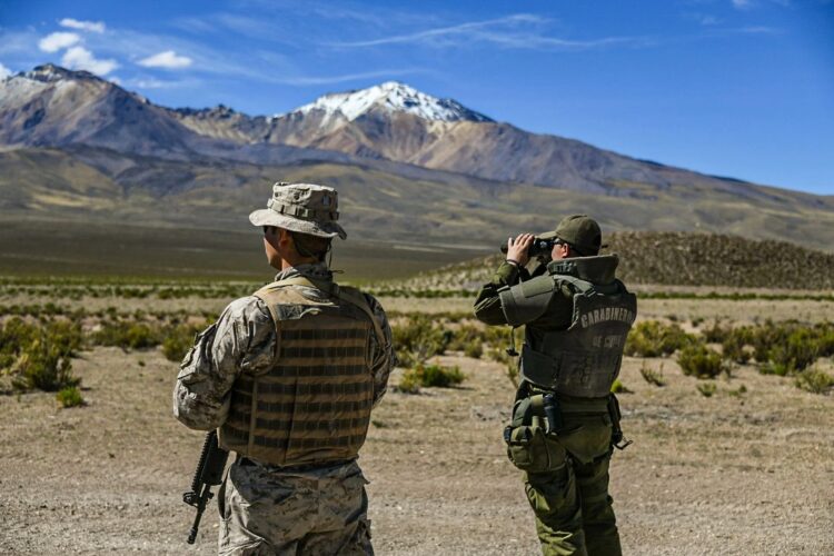 Un militar y un policía de Chile vigilan su frontera. Foto: Archivo